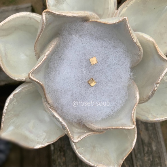 ⏹🆕Delicate Square Gold Stud Earrings - Picture 2 of 4